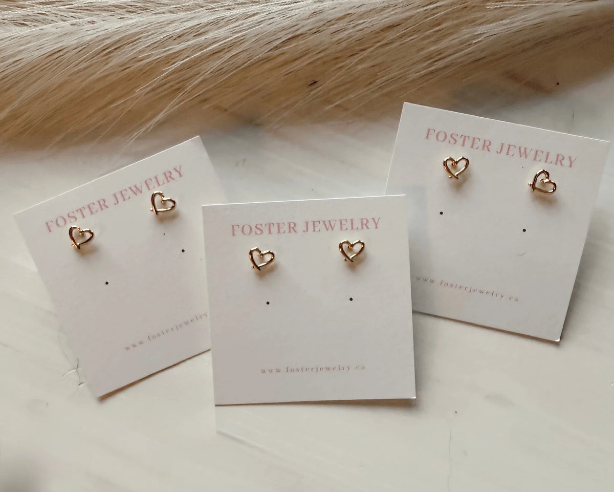 Mini outline heart studs