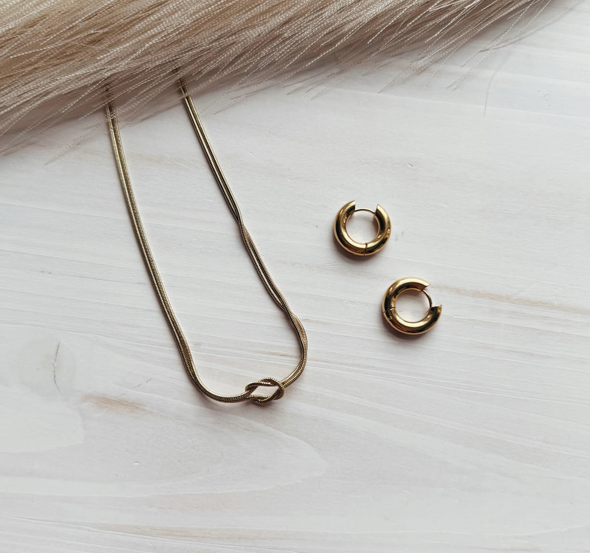 The Embrace knot Necklace